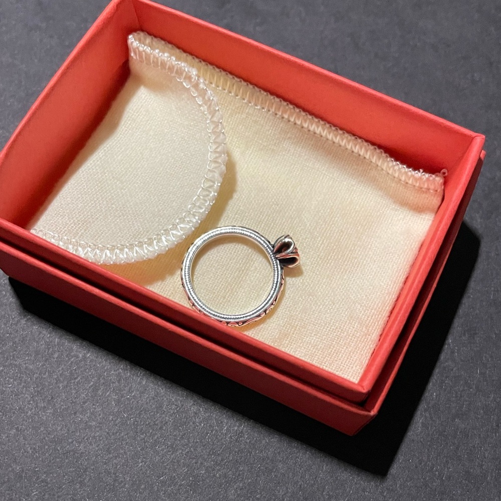 Size 7  James Avery Garnet ring